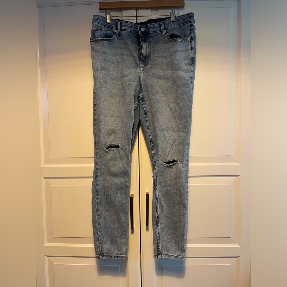Calvin Klein Light Wash Distressed Skinny Jeans 16W